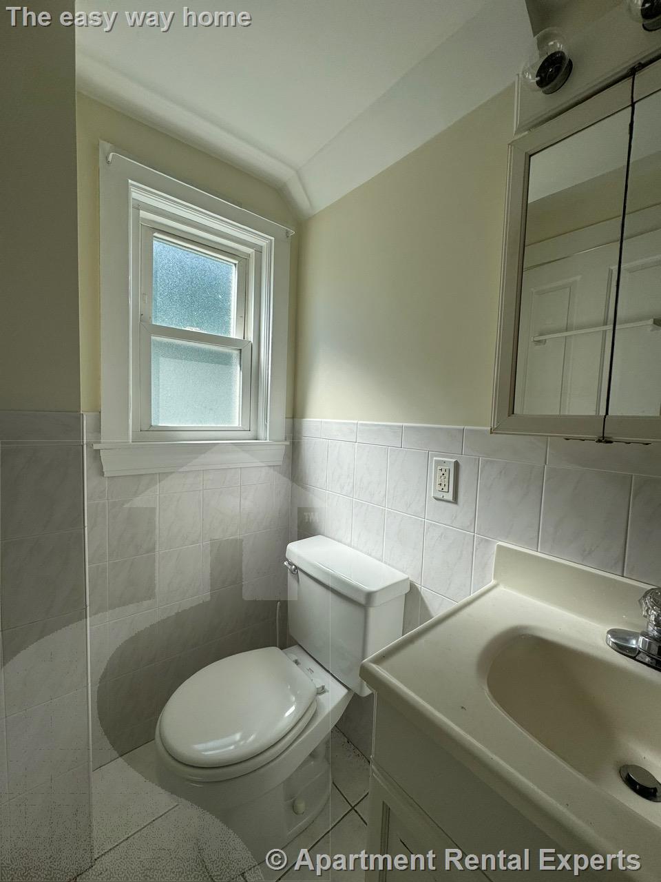 8 Swan Pl, Arlington Center