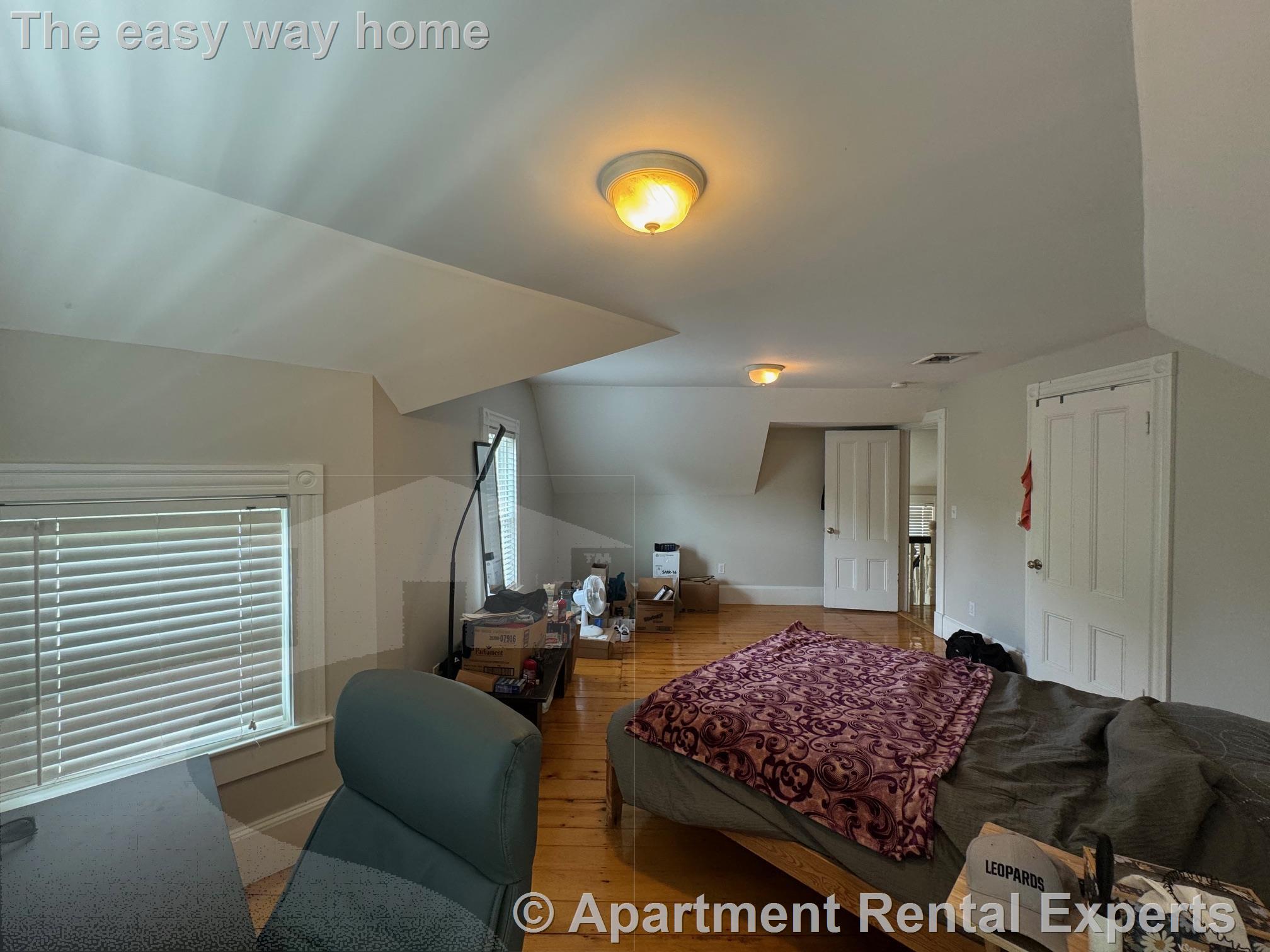 18 Russell St, Davis Square