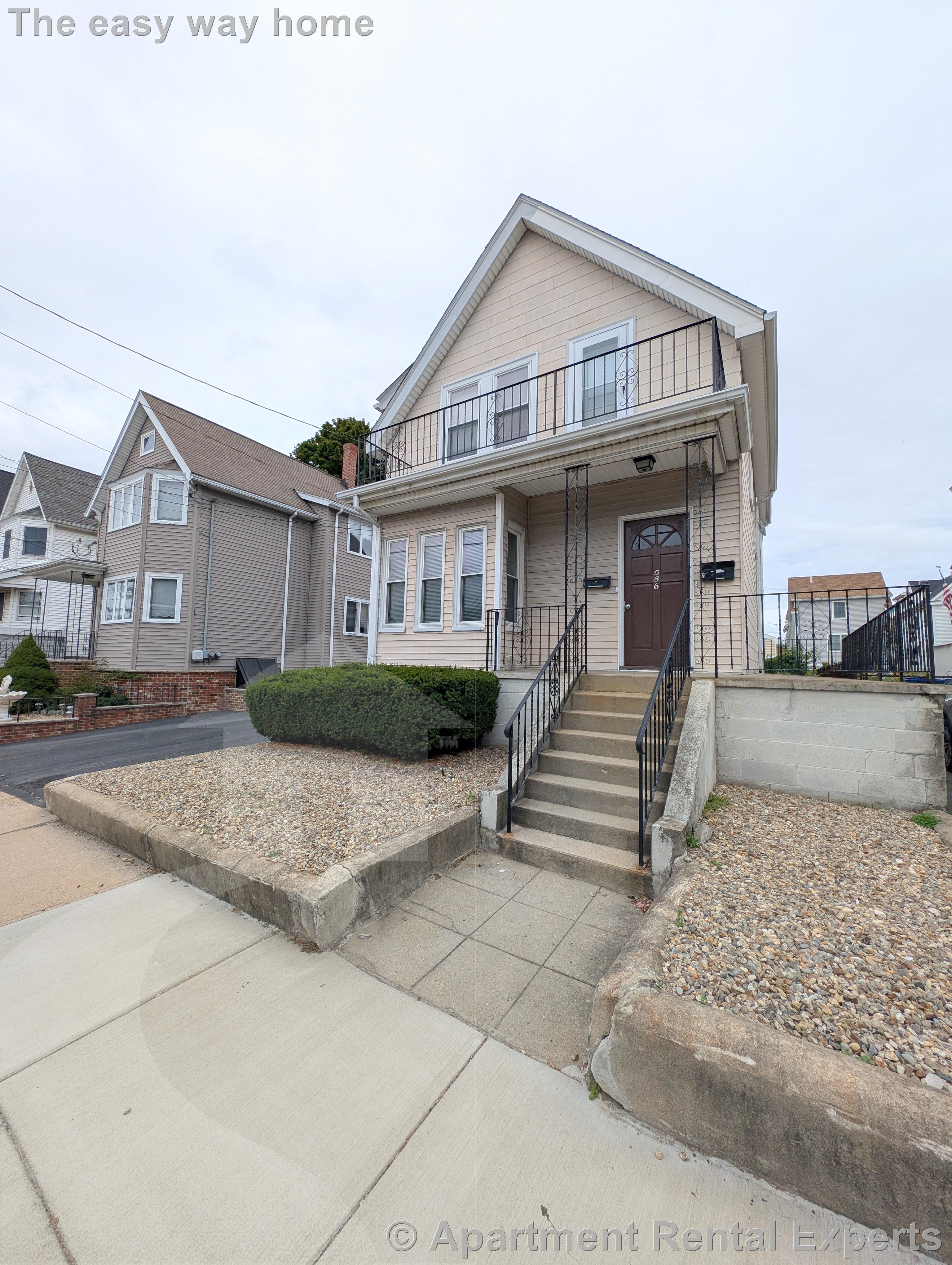 586 Main St, Magoun Square