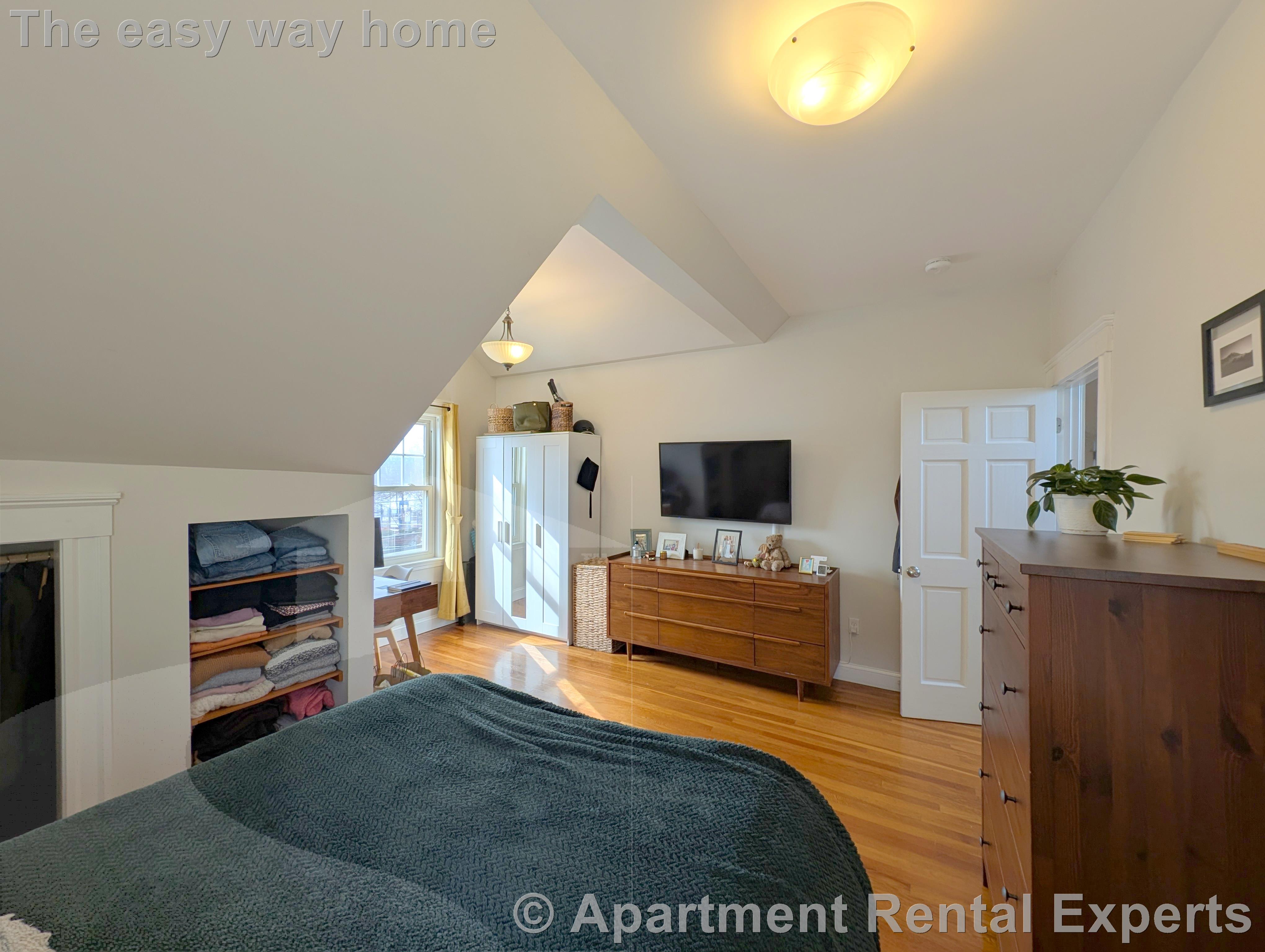 472 Main St, Magoun Square