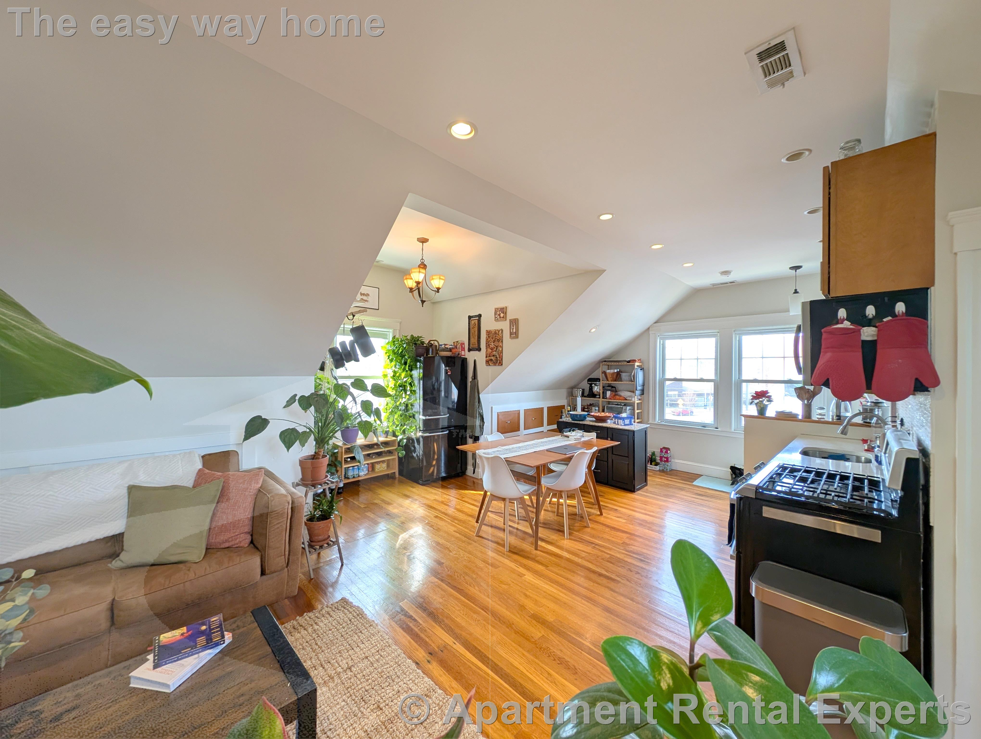 472 Main St, Magoun Square