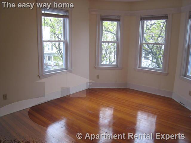 79 Conwell Ave, Tufts