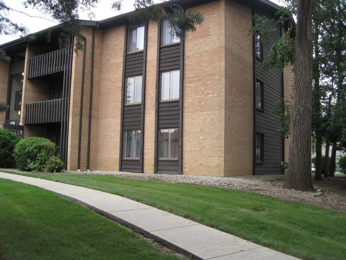 6148 Knoll Wood Rd Unit 106 in Willowbrook, Illinois