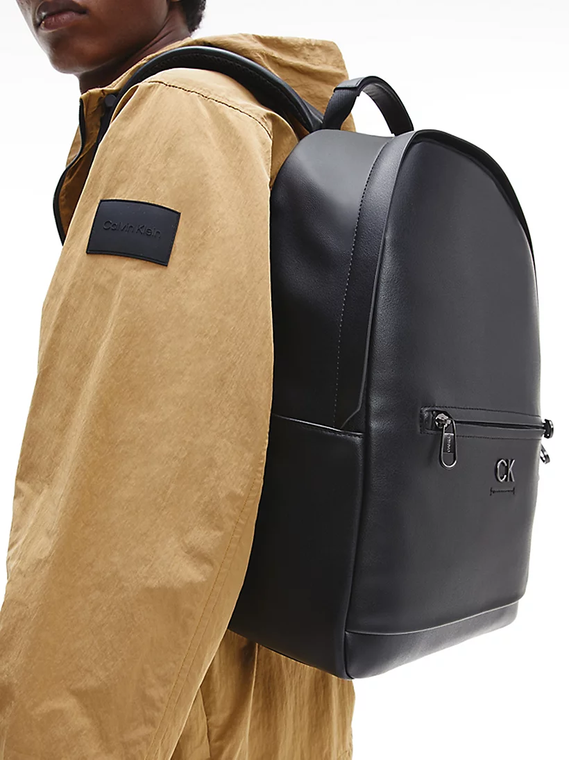 Zaino rotondo con tasca per laptop - CALVIN KLEIN - Audha
