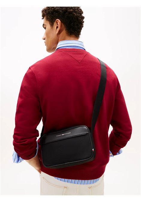 Borsa reporter con tracolla e logo in metallo Nero TOMMY HILFIGER | AM0AM13627BDS