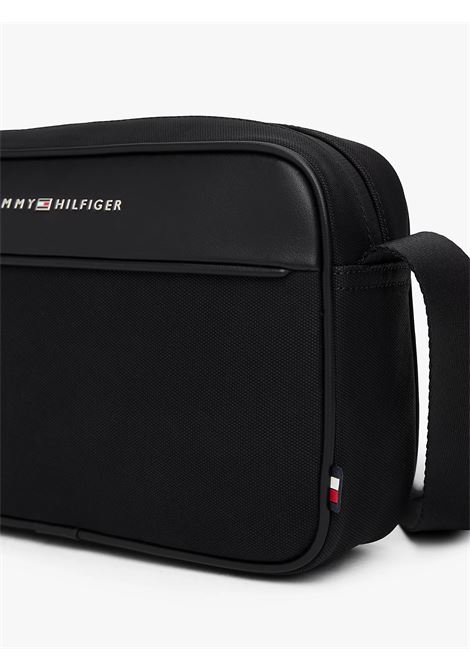 Borsa reporter con tracolla e logo in metallo Nero TOMMY HILFIGER | AM0AM13627BDS