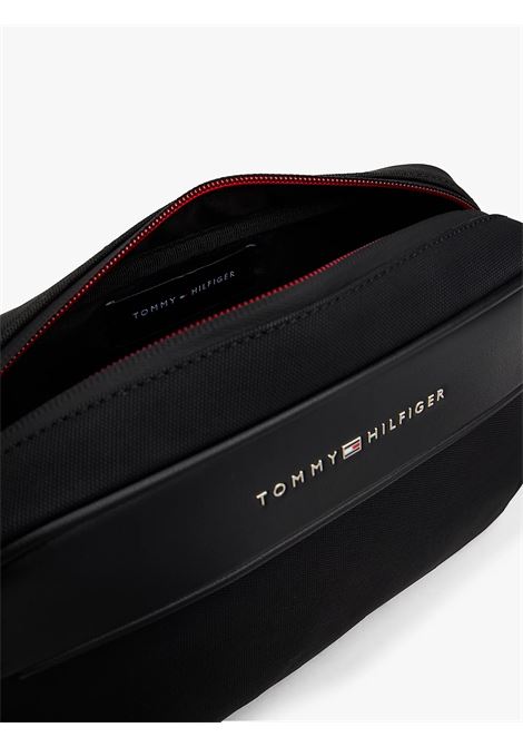 Borsa reporter con tracolla e logo in metallo Nero TOMMY HILFIGER | AM0AM13627BDS