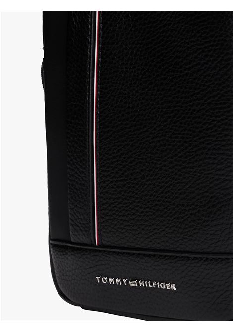 Borsa reporter con tracolla e logo in metallo Nero TOMMY HILFIGER | AM0AM13632BDS