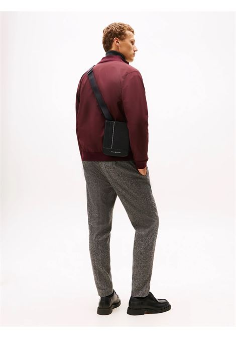 Borsa a tracolla zigrinata con logo metallico Nero TOMMY HILFIGER | AM0AM13633BDS