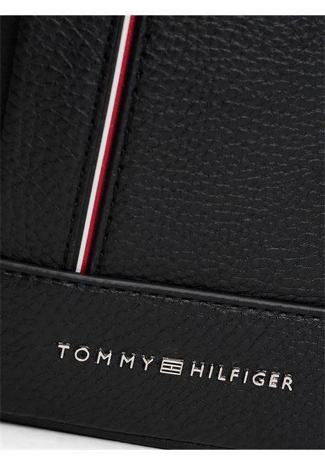 Borsa a tracolla zigrinata con logo metallico Nero TOMMY HILFIGER | AM0AM13633BDS