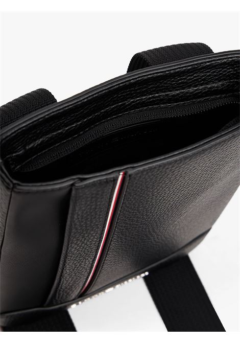 Borsa a tracolla zigrinata con logo metallico Nero TOMMY HILFIGER | AM0AM13633BDS