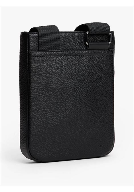 Borsa a tracolla zigrinata con logo metallico Nero TOMMY HILFIGER | AM0AM13633BDS