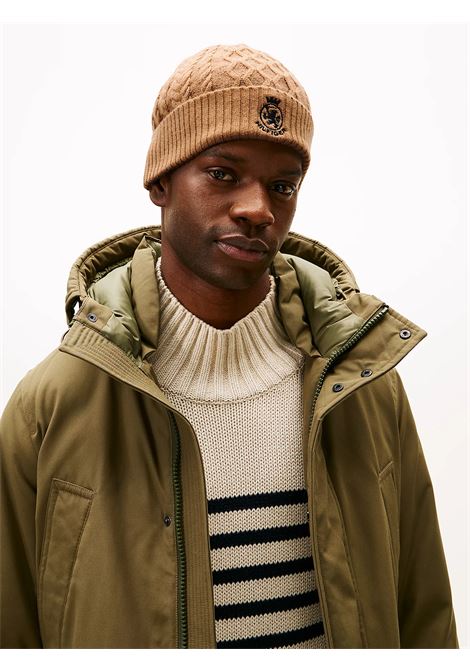 Berretto in maglia intrecciata con stemma TH Cammello TOMMY HILFIGER | AM0AM13828TIMELESS CAMEL / SPACE BLUE