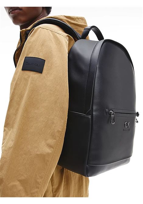 Zaino rotondo con tasca per laptop - CALVIN KLEIN - Audha