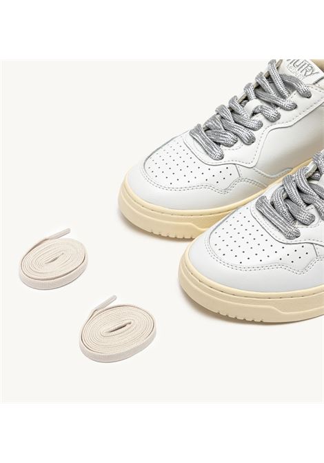 SNEAKERS MEDALIST LOW IN PELLE BIANCA E DETTAGLI LUREX ARGENTO AUTRY | AULW SW02BIANCO SILVER