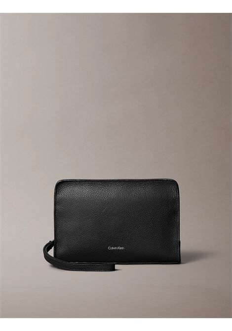 Pochette con logo goffrato laminato CALVIN KLEIN | LV04D1153GUB1