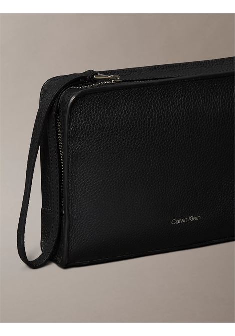 Pochette con logo goffrato laminato CALVIN KLEIN | LV04D1153GUB1