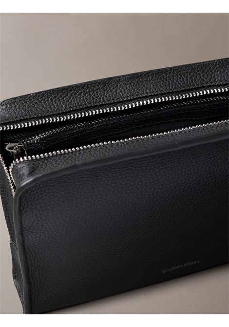 Pochette con logo goffrato laminato CALVIN KLEIN | LV04D1153GUB1