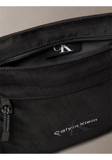 Borsa piatto in nylon con logo monogramma CALVIN KLEIN | LV04D3178GUB1