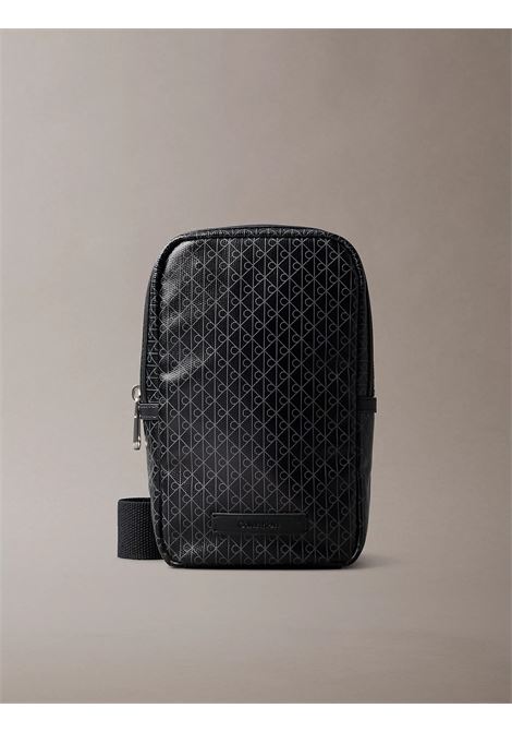 Borsa a tracolla quadrata con emblem logo stamoato all-over CALVIN KLEIN | LV04D3335GUB1