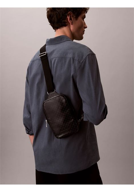 Borsa a tracolla quadrata con emblem logo stamoato all-over CALVIN KLEIN | LV04D3335GUB1
