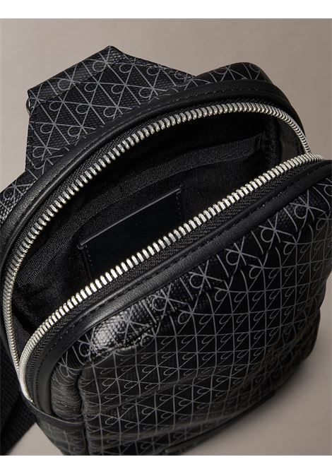 Borsa a tracolla quadrata con emblem logo stamoato all-over CALVIN KLEIN | LV04D3335GUB1