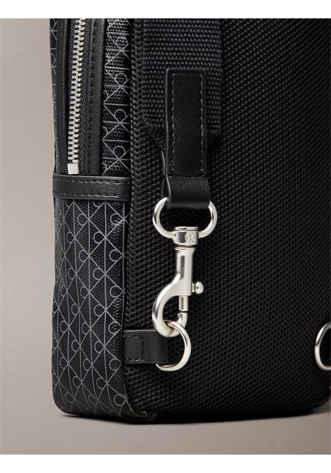 Borsa a tracolla quadrata con emblem logo stamoato all-over CALVIN KLEIN | LV04D3335GUB1