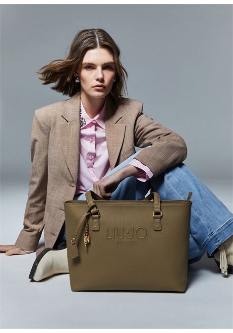Tote bag grande con charm LIUJO | AA6321ES02901679