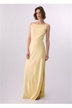 Abito da donna di colore giallo