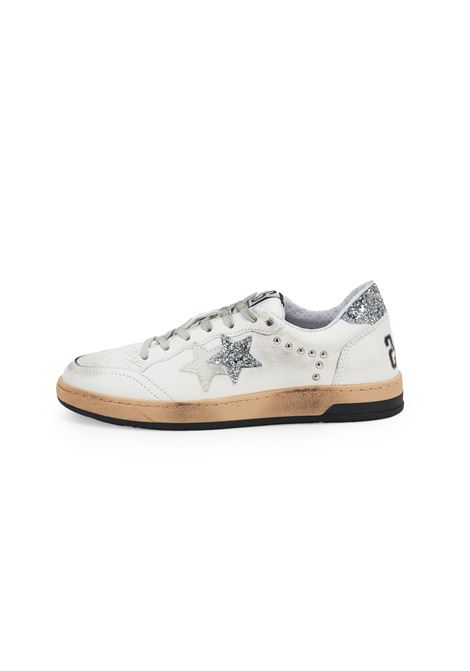Sneaker week star in pelle bianca con dettagli glitter argento borchiette ed effetto used 2STAR | 2SD5028064