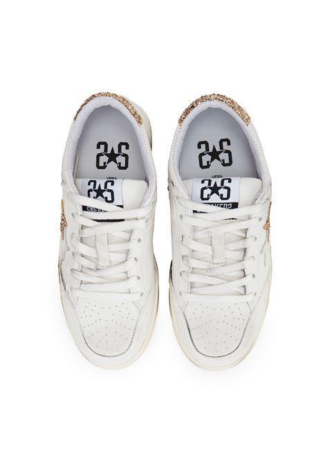 Sneaker week star in pelle bianca con dettagli glitterr oro borchiette ed effetto used 2STAR | 2SD5029074