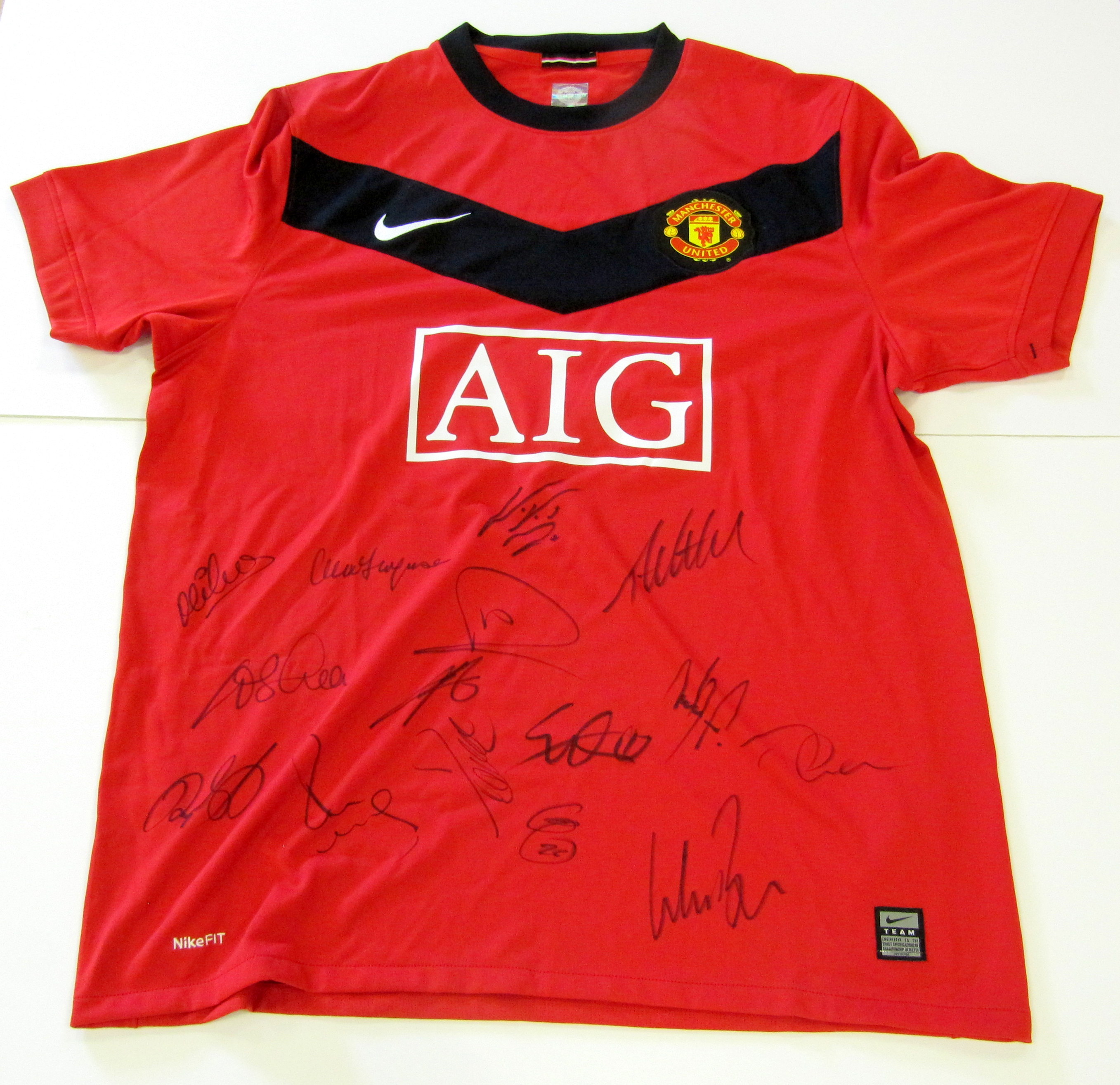 Charitybuzz Take Home 5 Manchester United FC Team Signed Jerseys Lot