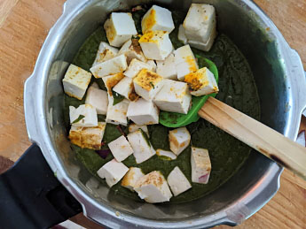 Authentic Saag Paneer Recipe | How to make creamy Palak Paneer Recipe 