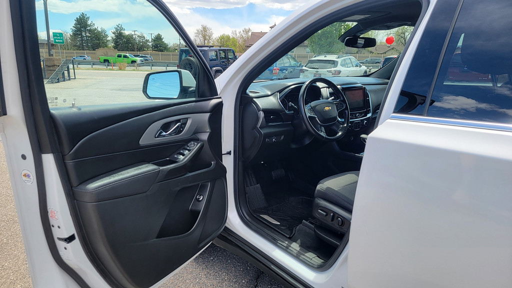 2022 Chevrolet Traverse Located at Dye Enterprises light-box-slides