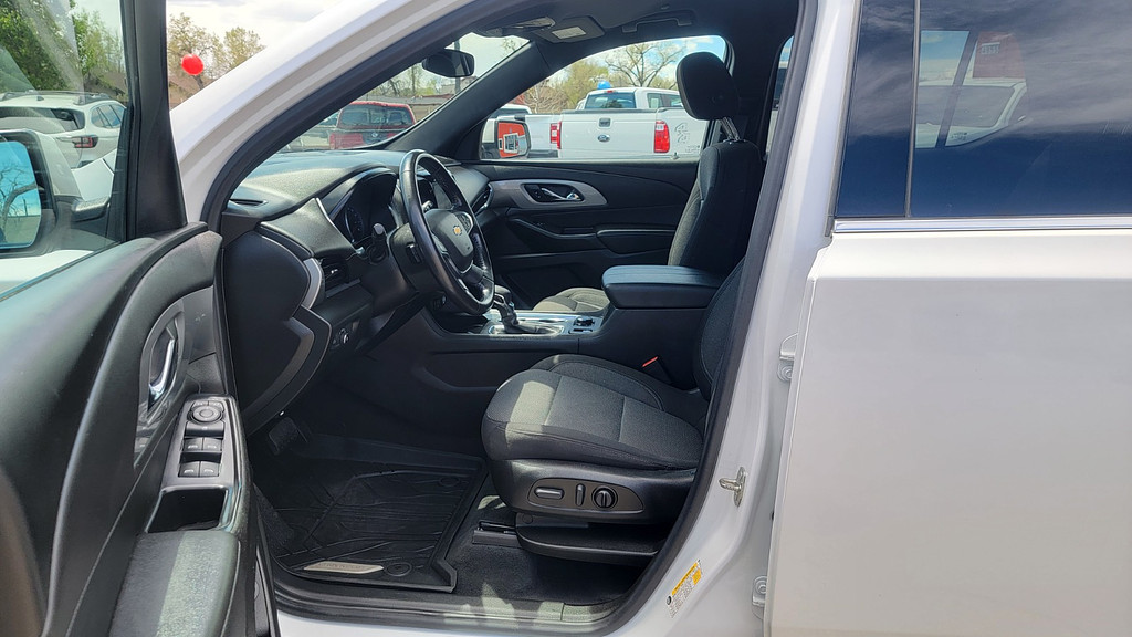 2022 Chevrolet Traverse Located at Dye Enterprises light-box-slides