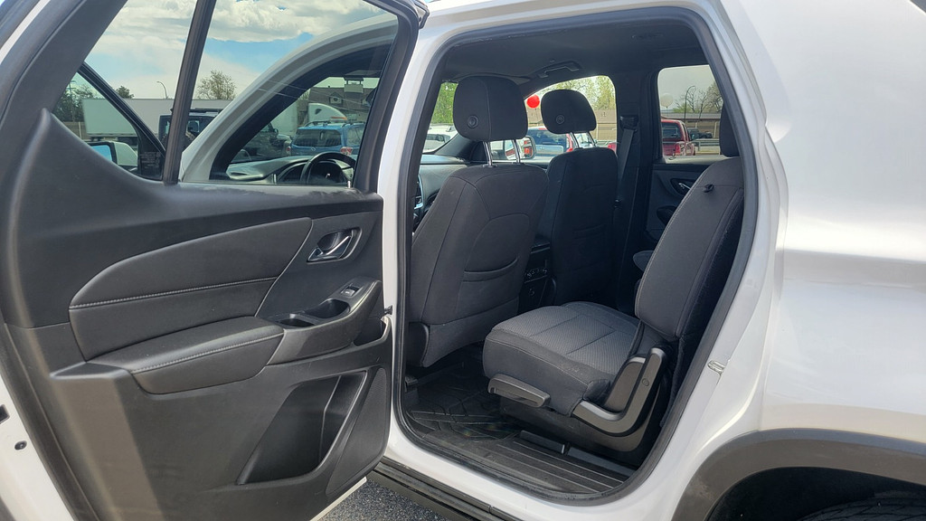 2022 Chevrolet Traverse Located at Dye Enterprises light-box-slides