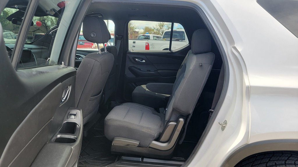 2022 Chevrolet Traverse Located at Dye Enterprises light-box-slides