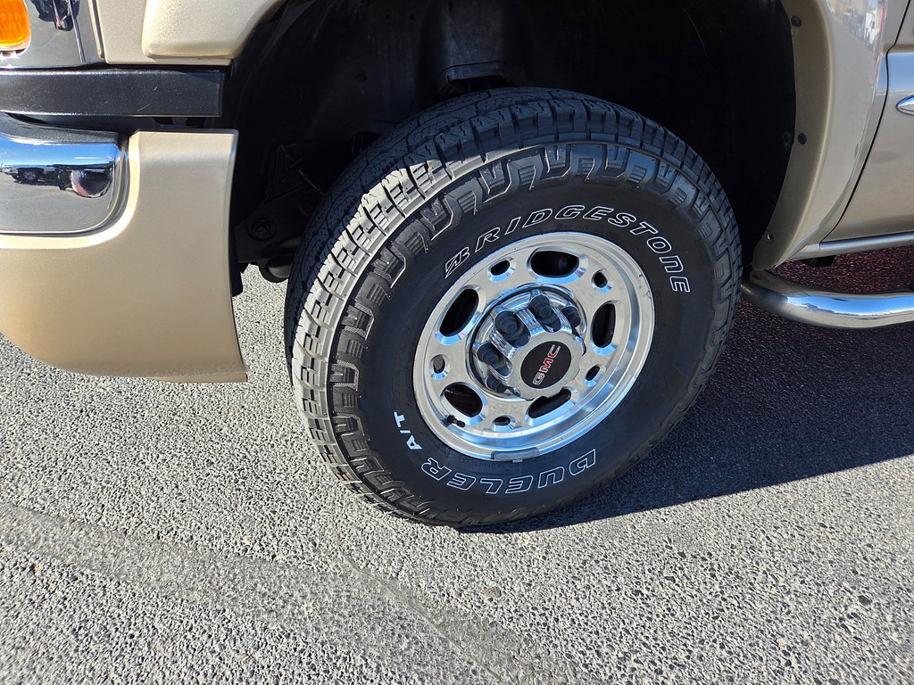 2005 GMC SIERRA K2500 Located at Dye Enterprises light-box-slides