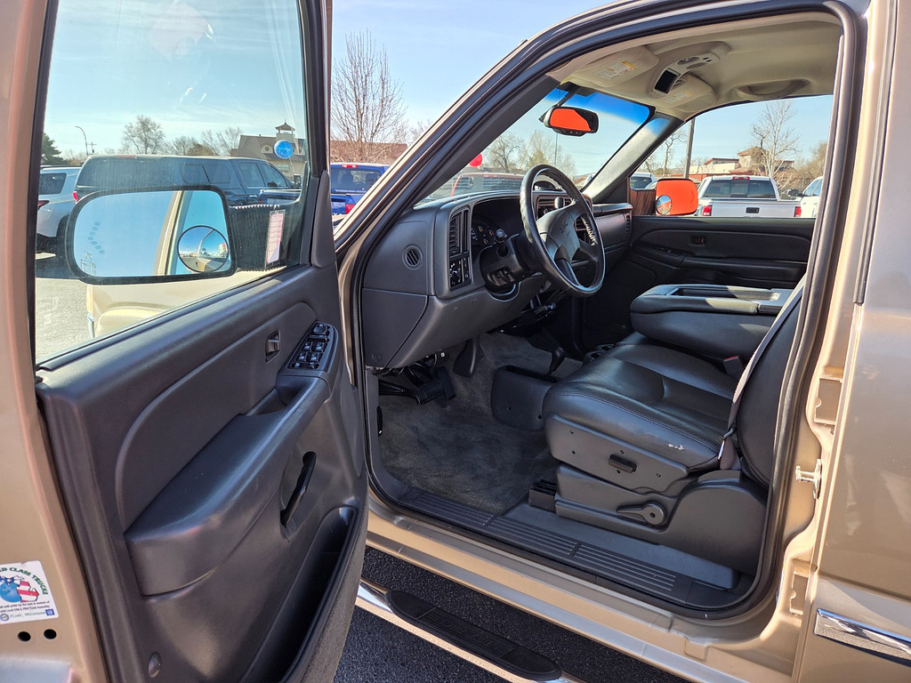 2005 GMC SIERRA K2500 Located at Dye Enterprises light-box-slides