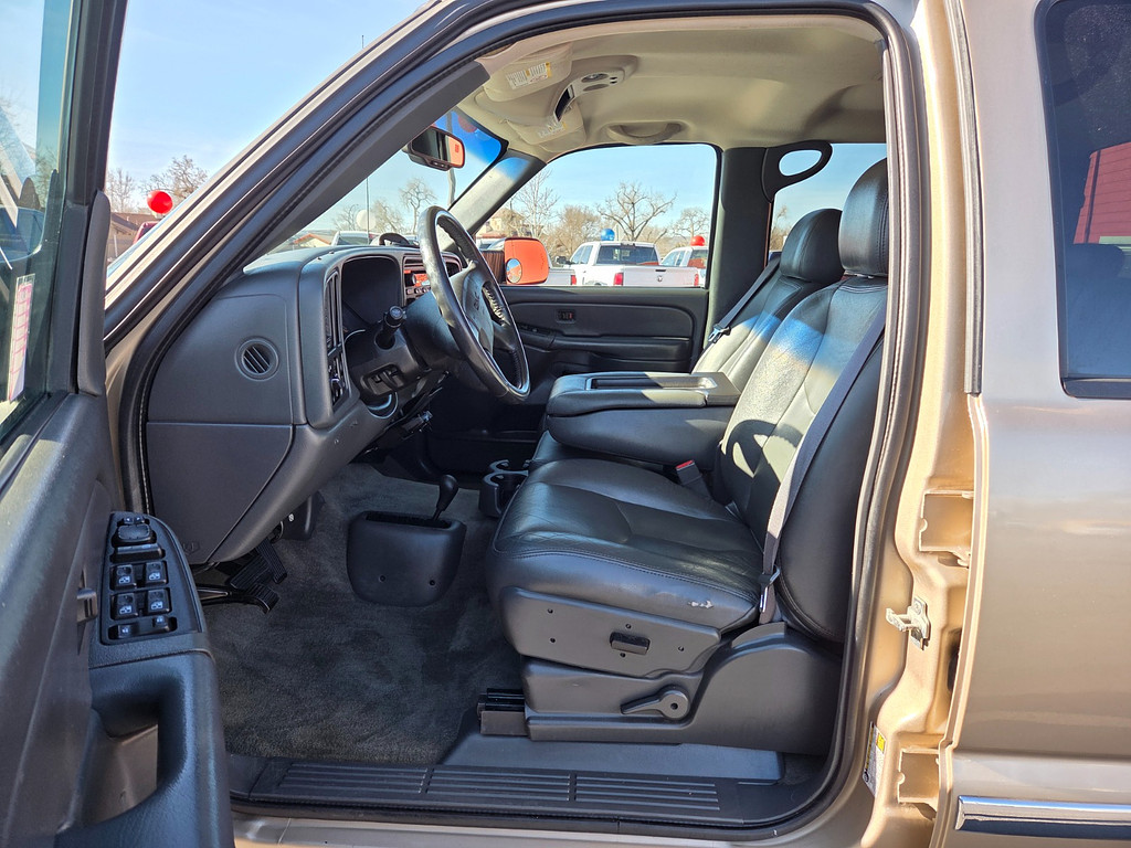 2005 GMC SIERRA K2500 Located at Dye Enterprises light-box-slides