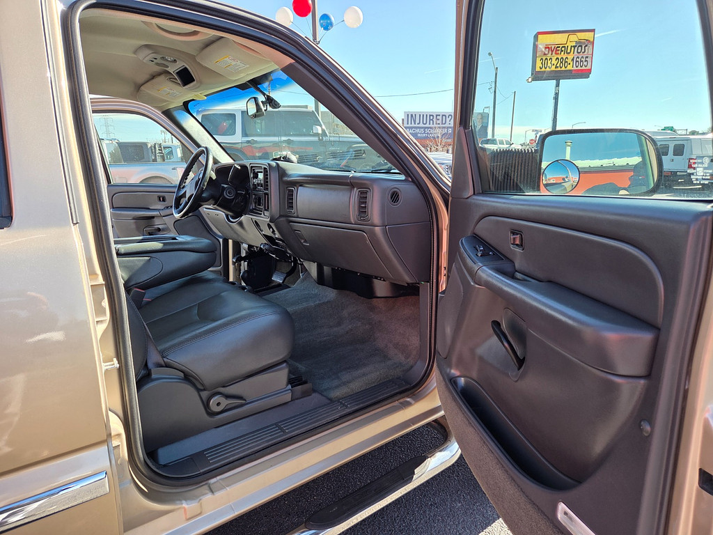 2005 GMC SIERRA K2500 Located at Dye Enterprises light-box-slides