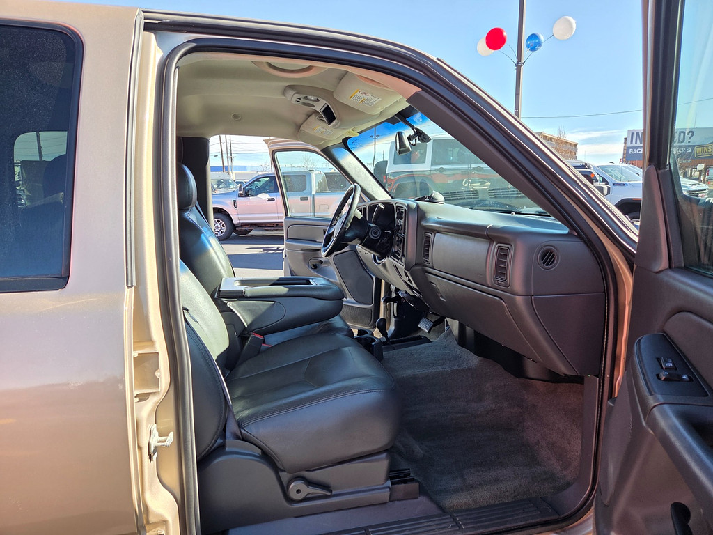 2005 GMC SIERRA K2500 Located at Dye Enterprises light-box-slides