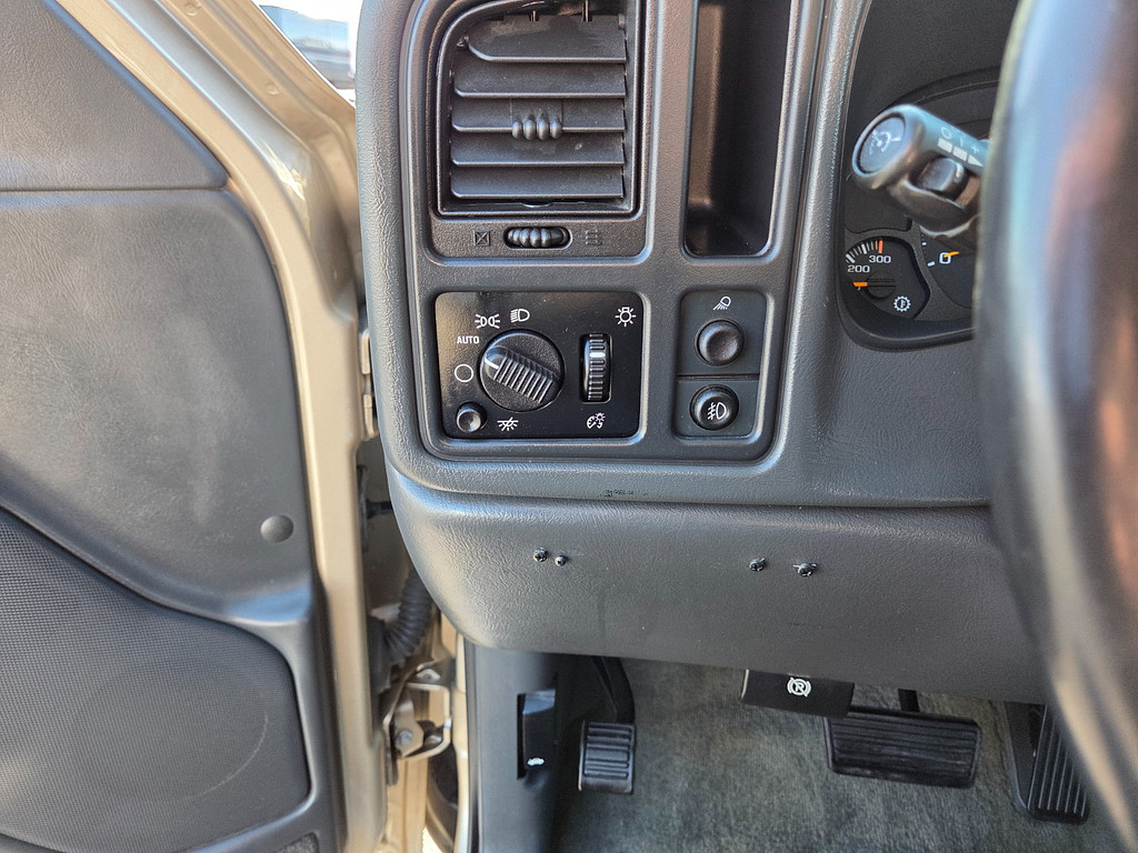 2005 GMC SIERRA K2500 Located at Dye Enterprises light-box-slides