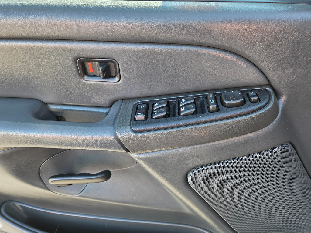 2005 GMC SIERRA K2500 Located at Dye Enterprises light-box-slides