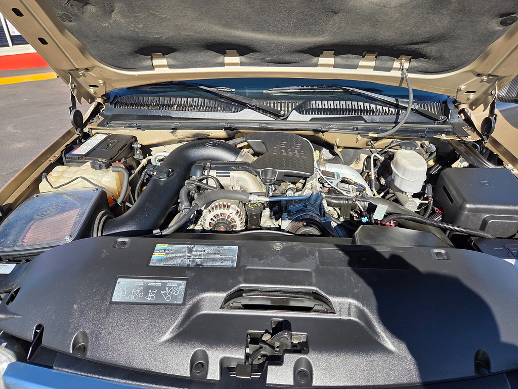 2005 GMC SIERRA K2500 Located at Dye Enterprises light-box-slides