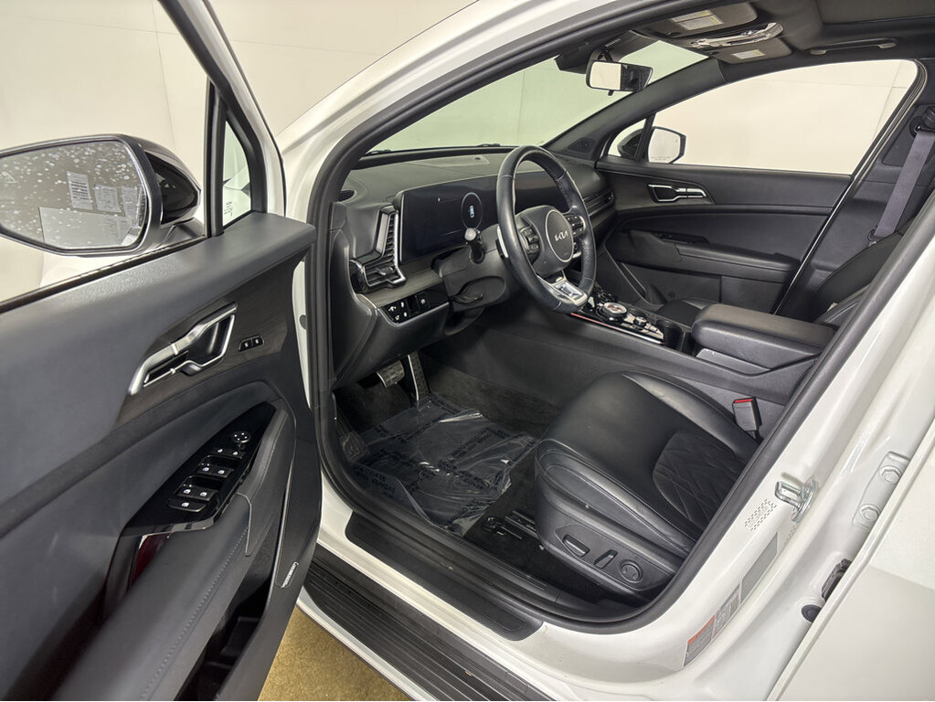 2023 Kia Sportage plug-in hybrid Located at Smart Motors Toyota slide-image