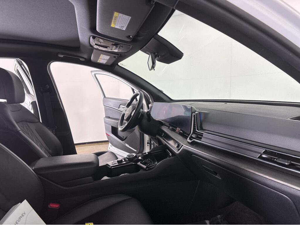 2023 Kia Sportage plug-in hybrid Located at Smart Motors Toyota slide-image