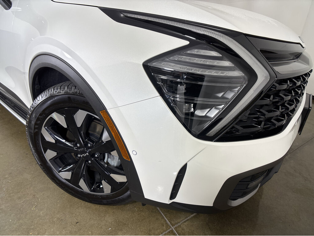 2023 Kia Sportage plug-in hybrid Located at Smart Motors Toyota slide-image