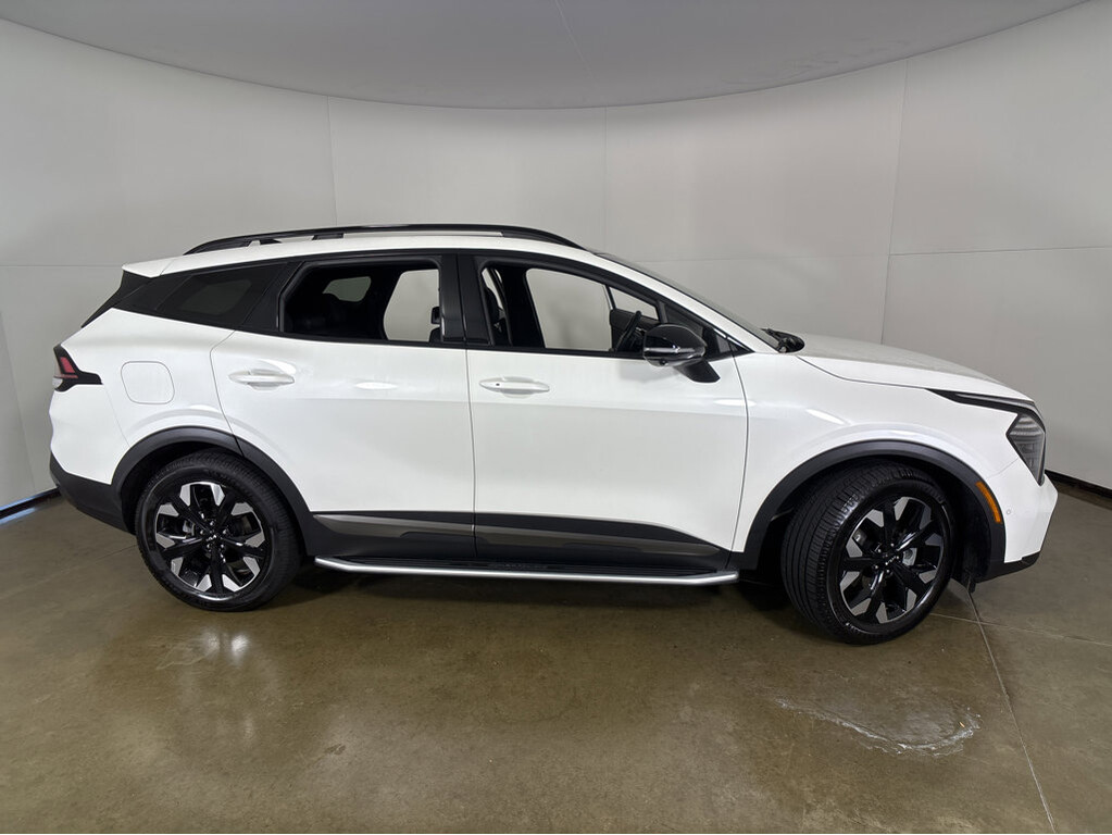 2023 Kia Sportage plug-in hybrid Located at Smart Motors Toyota slide-image