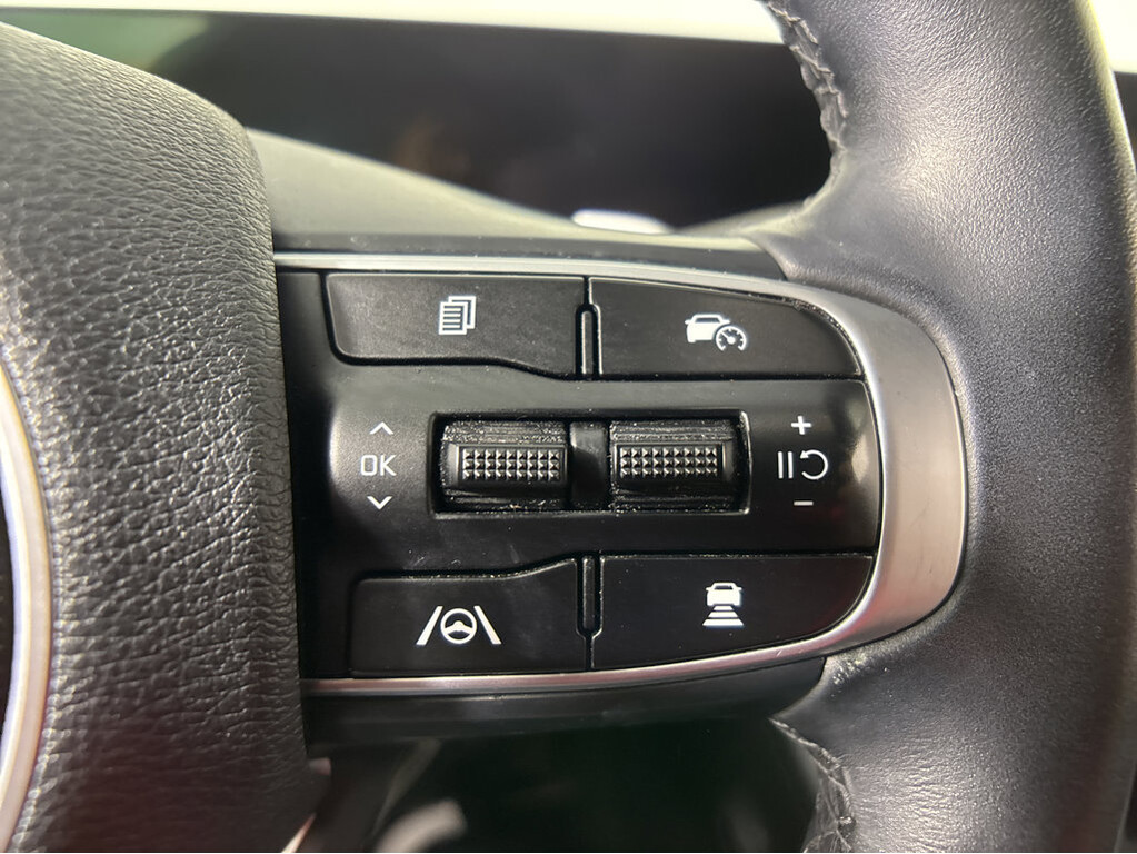 2023 Kia Sportage plug-in hybrid Located at Smart Motors Toyota slide-image